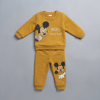 Conjunto EmpiBy de dos piezas para bebé en color mostaza con estampado de Mickey Mouse y diseño conmemorativo 90th.
