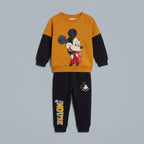 Conjunto EmpiBy de dos piezas para niño con sudadera mostaza, mangas negras y estampado de Mickey Mouse con jogger
