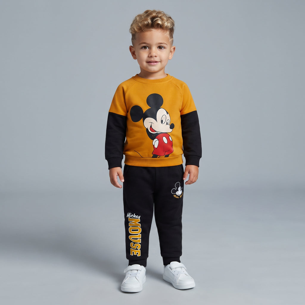 Conjunto EmpiBy de dos piezas para niño con sudadera mostaza de Mickey Mouse y pantalón jogger negro