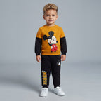 Conjunto EmpiBy de dos piezas para niño con sudadera mostaza de Mickey Mouse y pantalón jogger negro