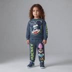 Niño vistiendo conjunto EmpiBy de dos piezas azul oscuro con estampado de Mickey Mouse con gafas y estilo surfero