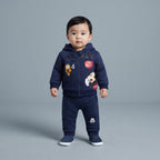 Conjunto EmpiBy de dos piezas azul marino con capucha, orejas 3D y estampados de Mickey Mouse y Pluto para bebé niño.