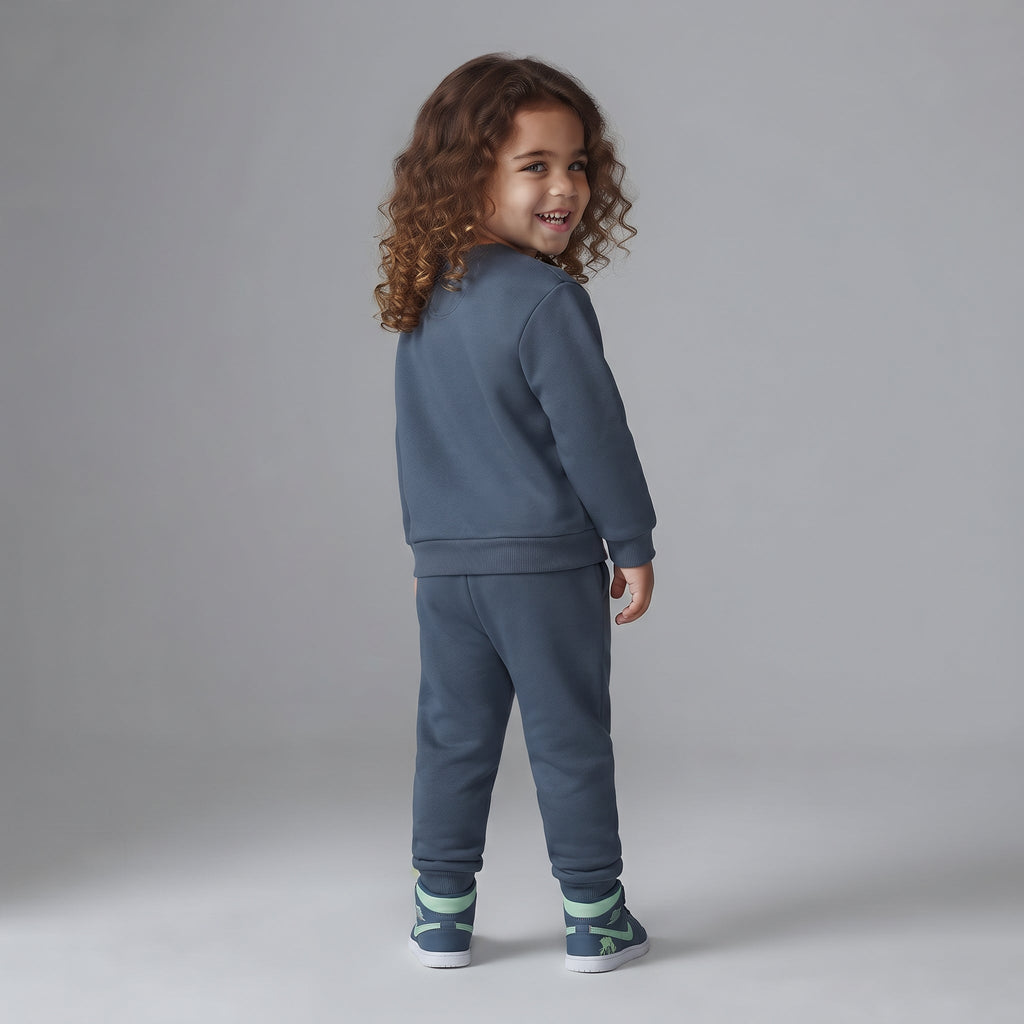 Niño pequeño vistiendo conjunto EmpiBy de sudadera y jogger azul oscuro con estampado de Mickey Mouse, vista trasera