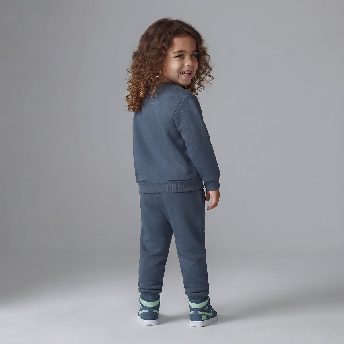 Niño pequeño vistiendo conjunto EmpiBy de sudadera y jogger azul oscuro con estampado de Mickey Mouse, vista trasera