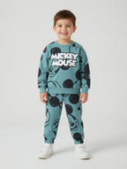 Niño vistiendo conjunto EmpiBy de sudadera y jogger azul aguamarina con estampado de Mickey Mouse en algodón suave