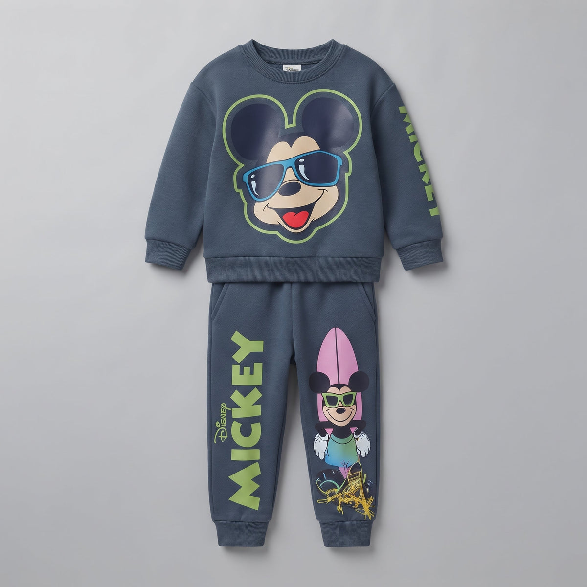 Conjunto EmpiBy de 2 piezas para niño en azul oscuro con estampado de Mickey Mouse con gafas y estilo surfero