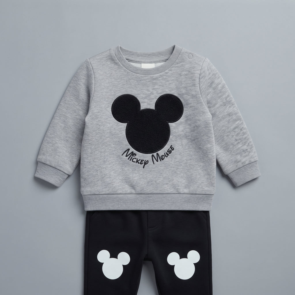 Conjunto EmpiBy de dos piezas para bebé con sudadera gris de Mickey Mouse y pantalón jogger negro con estampados