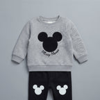 Conjunto EmpiBy de dos piezas para bebé con sudadera gris de Mickey Mouse y pantalón jogger negro con estampados