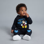 Bebé con conjunto EmpiBy de dos piezas azul marino con estampado de Mickey Mouse y detalles en azul claro