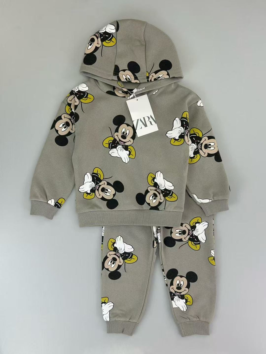 Conjunto EmpiBy de sudadera con capucha y pantalón jogger color café con estampado de Mickey Mouse para niños
