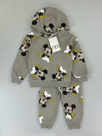 Conjunto EmpiBy de sudadera con capucha y pantalón jogger color café con estampado de Mickey Mouse para niños