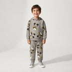 Niño sonriente vistiendo conjunto EmpiBy de sudadera y jogger color café con estampado de Mickey Mouse