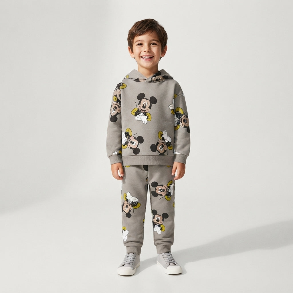 Niño sonriente vistiendo conjunto EmpiBy de sudadera y jogger color café con estampado de Mickey Mouse