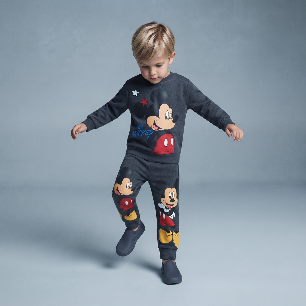 Conjunto EmpiBy de dos piezas gris para niño con estampado de Mickey Mouse, sudadera y pantalón jogger suave.