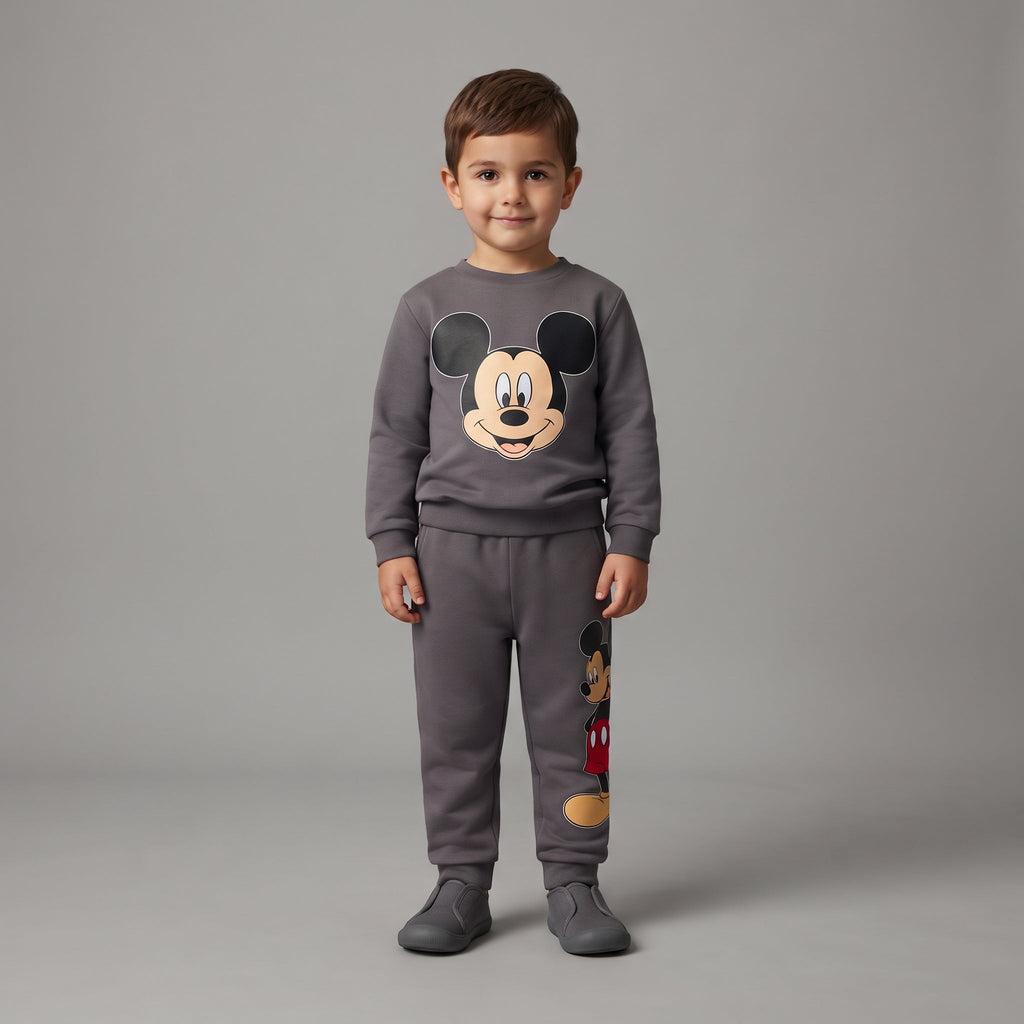 Niño vistiendo conjunto EmpiBy de dos piezas gris con estampado de Mickey Mouse, sudadera y pantalón tipo jogger.