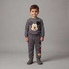 Niño vistiendo conjunto EmpiBy de dos piezas gris con estampado de Mickey Mouse, sudadera y pantalón tipo jogger.