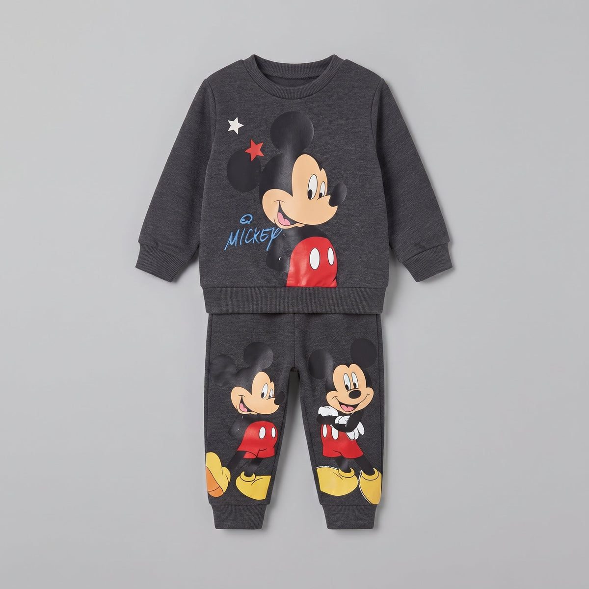 Conjunto EmpiBy de dos piezas para niño en gris jaspeado con estampado de Mickey Mouse y detalles de estrellas