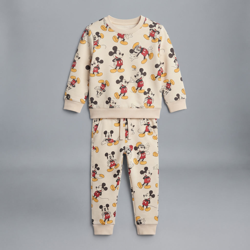 Conjunto EmpiBy de dos piezas para niño en color marfil con estampado integral de Mickey Mouse y tejido de felpa.