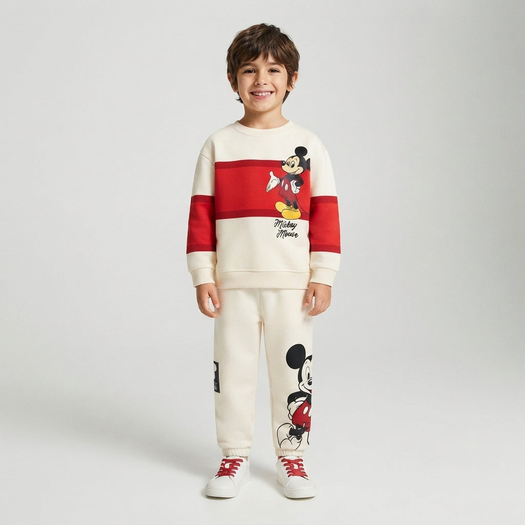 Niño vistiendo conjunto EmpiBy de sudadera y pantalón color marfil y rojo con estampado de Mickey Mouse