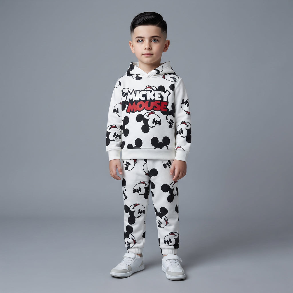Niño vistiendo conjunto EmpiBy de dos piezas con sudadera con capucha y pantalón estampado de Mickey Mouse clásico