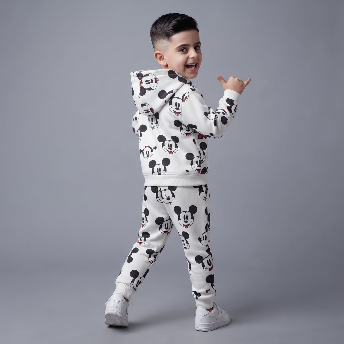 Conjunto EmpiBy de dos piezas con estampado de Mickey Mouse para niño, sudadera con capucha y pantalón jogger blanco