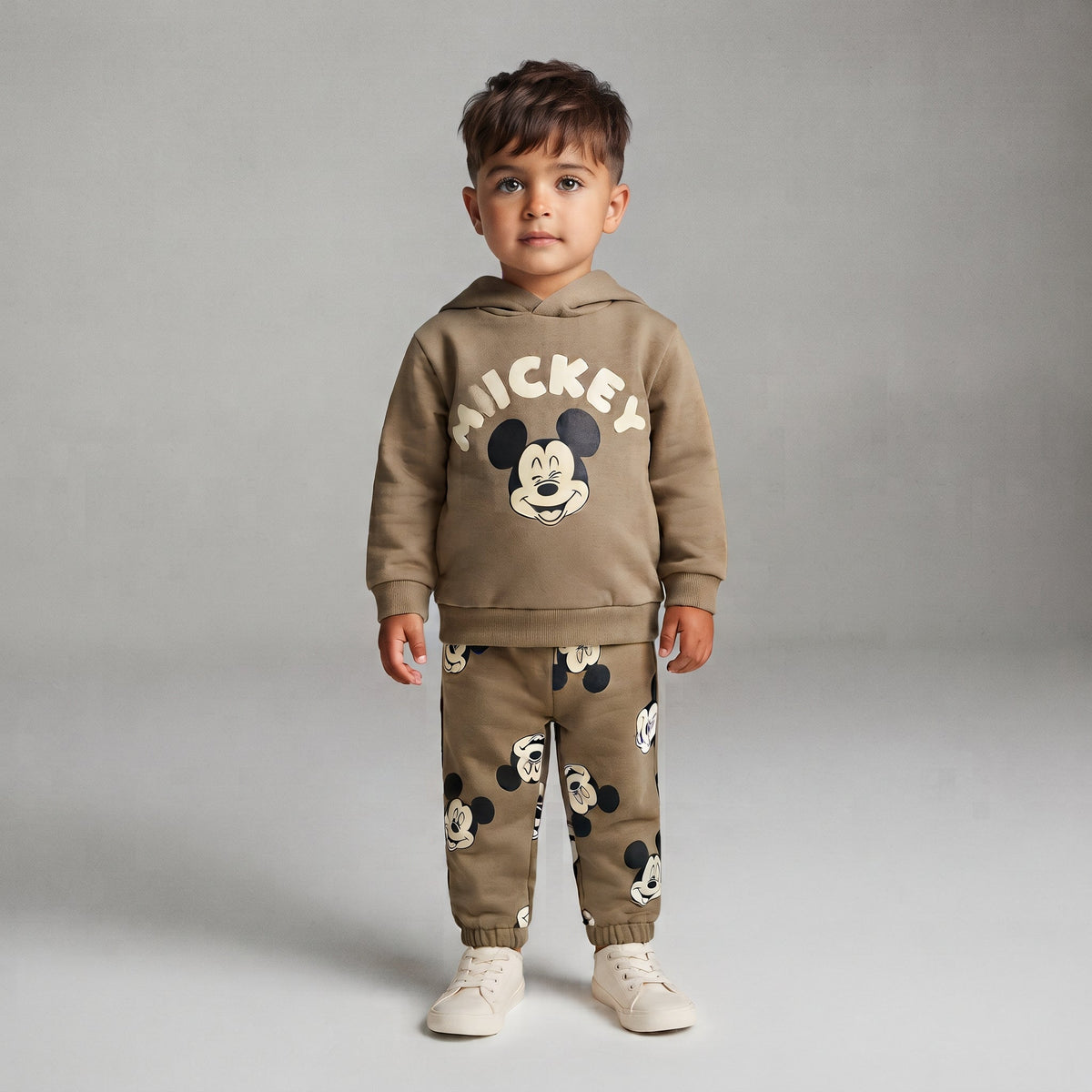 Niño vistiendo conjunto EmpiBy de dos piezas color topo con estampado de Mickey Mouse, sudadera y pantalón jogger.