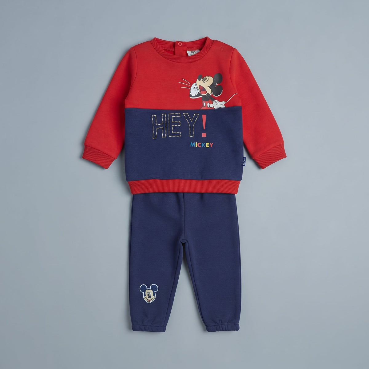 Conjunto EmpiBy de dos piezas para niño con sudadera roja y azul de Mickey Mouse y pantalón jogger azul marino