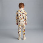 Conjunto de dos piezas EmpiBy para niño en color marfil con estampado integral de Mickey Mouse y diseño de felpa.