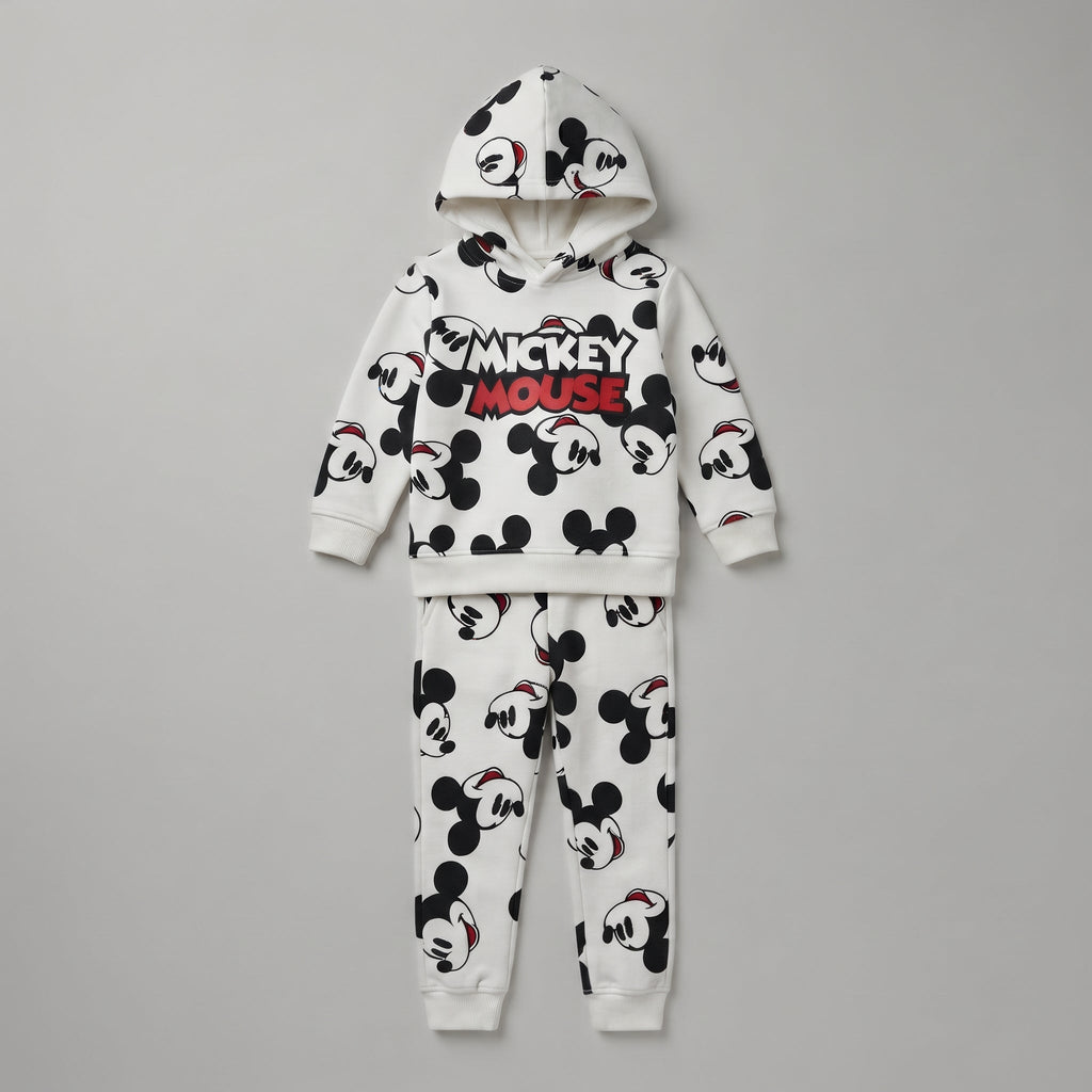 Conjunto EmpiBy de dos piezas para niño con estampado de Mickey Mouse, sudadera con capucha y pantalón jogger blanco.
