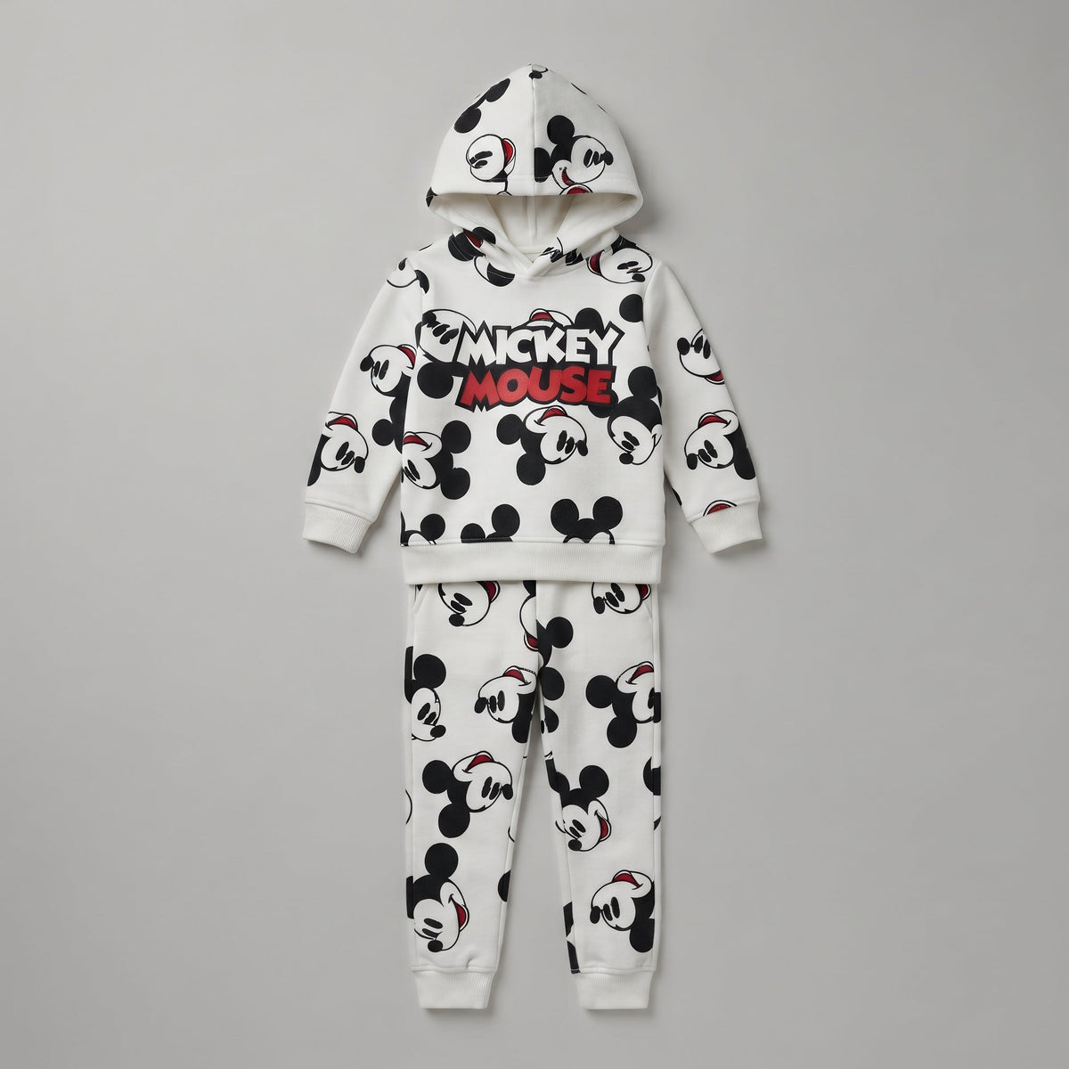 Conjunto EmpiBy de dos piezas para niño con estampado de Mickey Mouse, sudadera con capucha y pantalón jogger blanco.