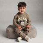 Niño sonriente vistiendo conjunto EmpiBy de sudadera con capucha y jogger color topo con estampado de Mickey Mouse