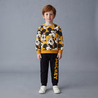 Niño vistiendo conjunto EmpiBy de dos piezas con sudadera estampada de Mickey Mouse y pantalón jogger negro