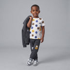 Niño vistiendo conjunto EmpiBy de 3 piezas de Disney con sudadera gris, camiseta estampada y jogger con Mickey y Pluto