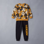 Conjunto de dos piezas EmpiBy para niño con sudadera estampada de Mickey Mouse y pantalón jogger negro a juego