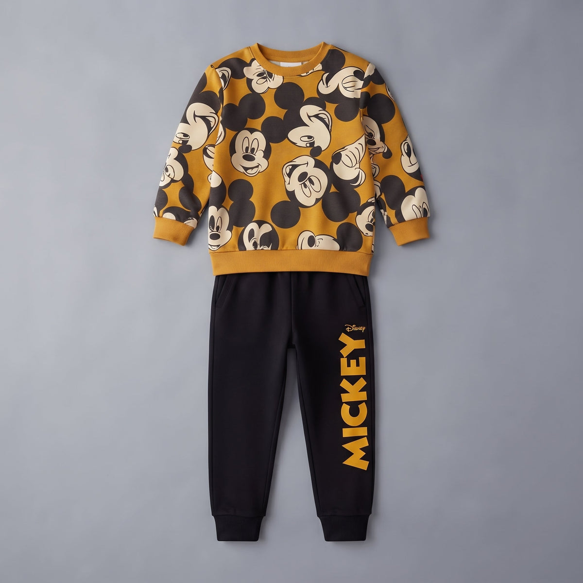 Conjunto de dos piezas EmpiBy para niño con sudadera estampada de Mickey Mouse y pantalón jogger negro a juego