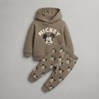 Conjunto EmpiBy de dos piezas para niño en color topo con estampado de Mickey Mouse y sudadera con capucha.