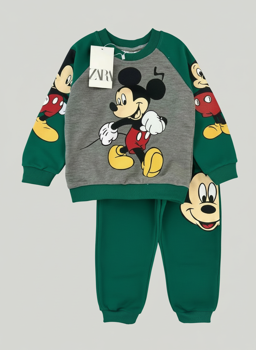 Conjunto EmpiBy de sudadera gris y verde con estampado de Mickey Mouse y pantalón jogger a juego para niño