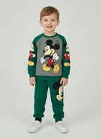 Niño vistiendo conjunto EmpiBy de sudadera gris y verde con estampado de Mickey Mouse y pantalón jogger a juego