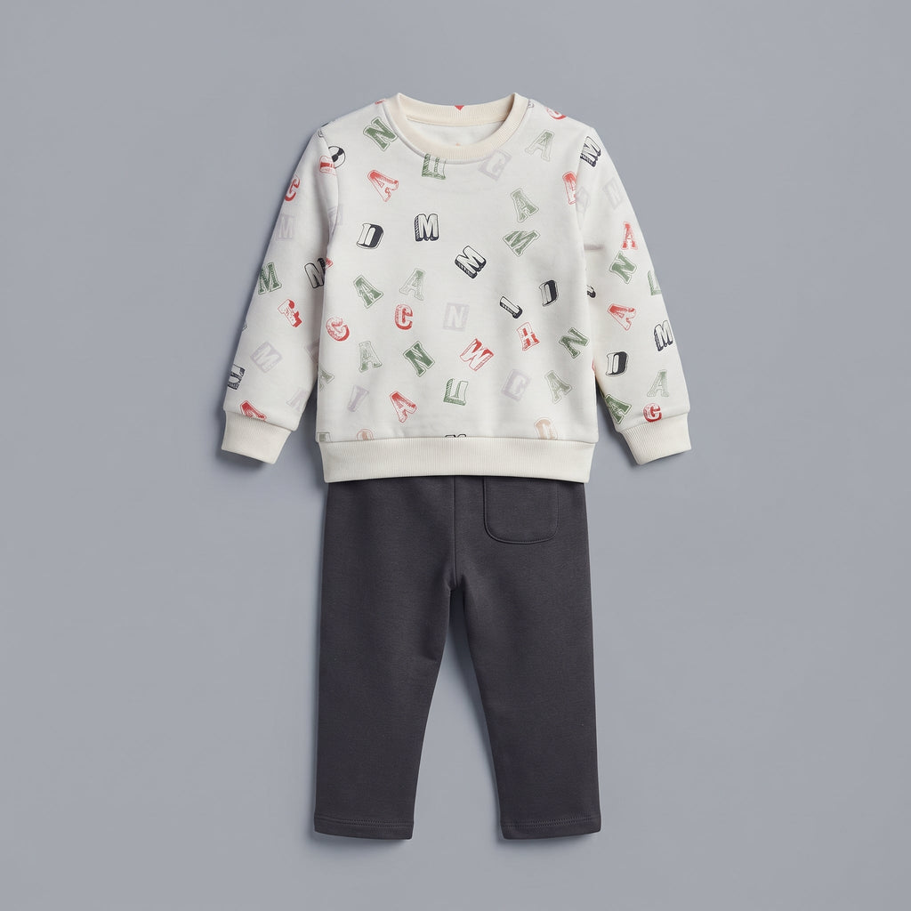 Conjunto EmpiBy de 3 piezas para niño con buzo blanco estampado de letras y pantalón gris oscuro de algodón suave