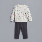 Conjunto EmpiBy de 3 piezas para niño con buzo blanco estampado de letras y pantalón gris oscuro de algodón suave