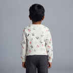 Niño de espaldas vistiendo conjunto EmpiBy con buzo blanco estampado de letras y pantalón gris oscuro