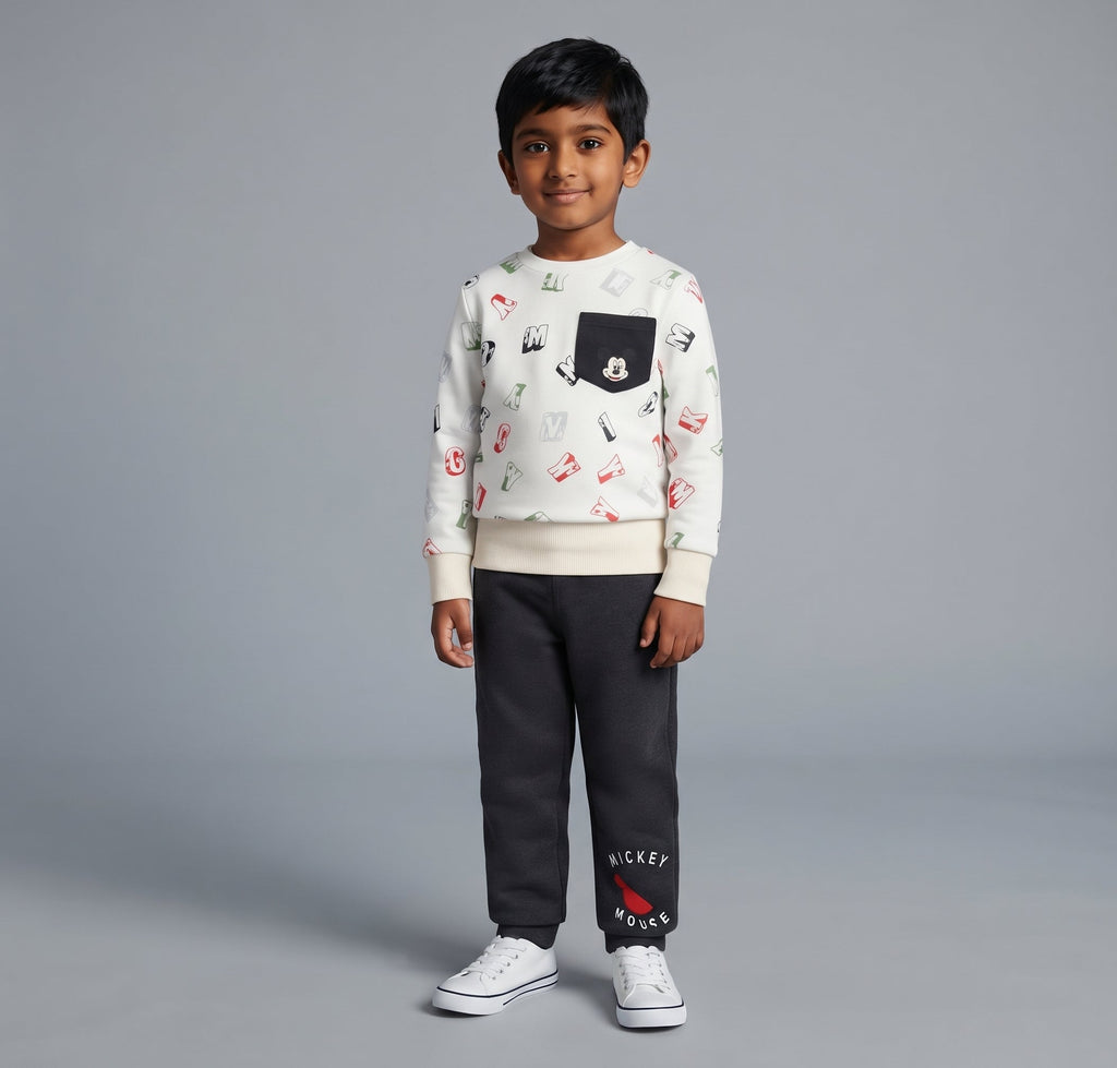 Niño vistiendo conjunto EmpiBy de buzo blanco con estampado de Mickey Mouse y pantalón gris oscuro con elástico