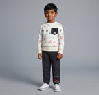 Niño vistiendo conjunto EmpiBy de buzo blanco con estampado de Mickey Mouse y pantalón gris oscuro con elástico