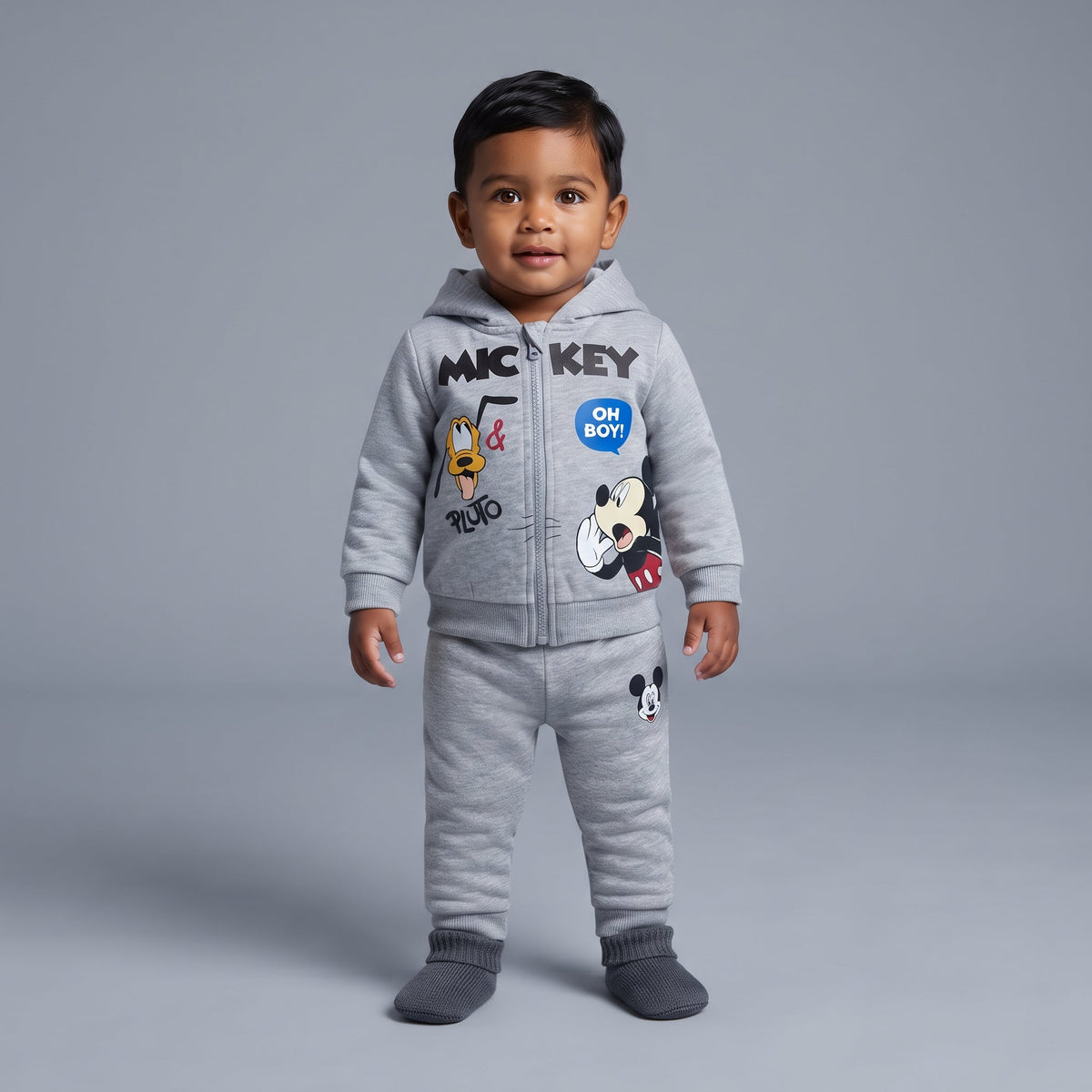 Niño pequeño vistiendo conjunto EmpiBy de sudadera gris con capucha y jogger de Mickey Mouse y Pluto