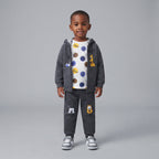 Niño vistiendo conjunto EmpiBy de 3 piezas Disney con sudadera gris, camiseta estampada y jogger con Mickey y Pluto