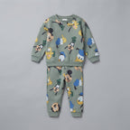 Conjunto EmpiBy de dos piezas para niño en verde oliva con estampado integral de Mickey Mouse, Donald y Pluto.