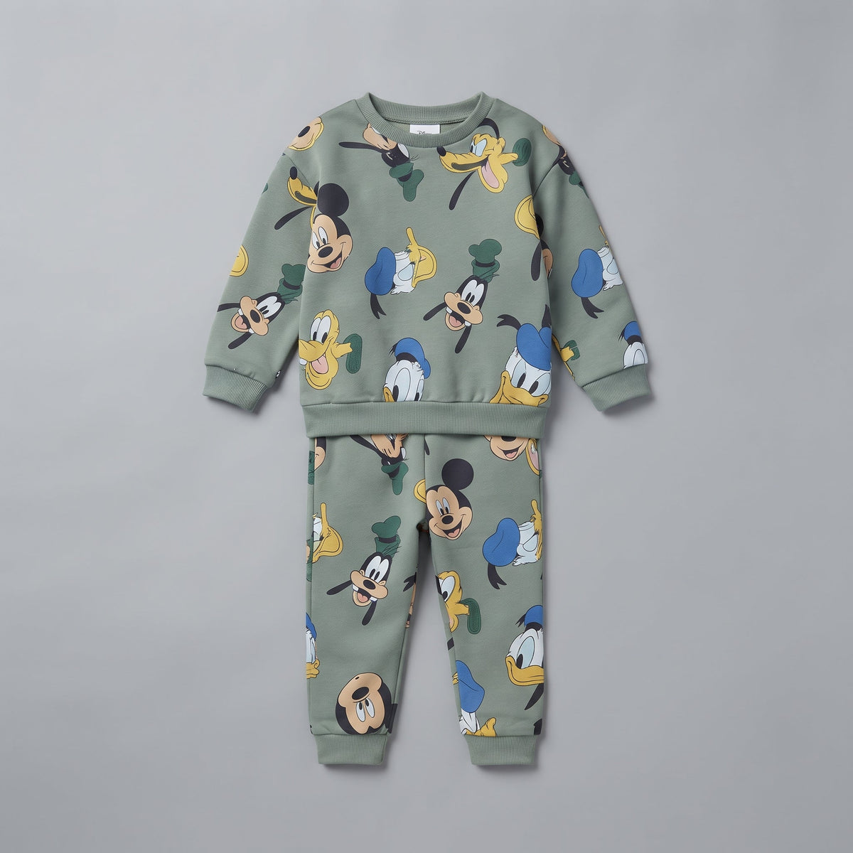 Conjunto EmpiBy de dos piezas para niño en verde oliva con estampado integral de Mickey Mouse, Donald y Pluto.