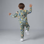 Conjunto EmpiBy de dos piezas para niño en verde oliva con estampado de Mickey Mouse, Donald y Pluto, vista trasera