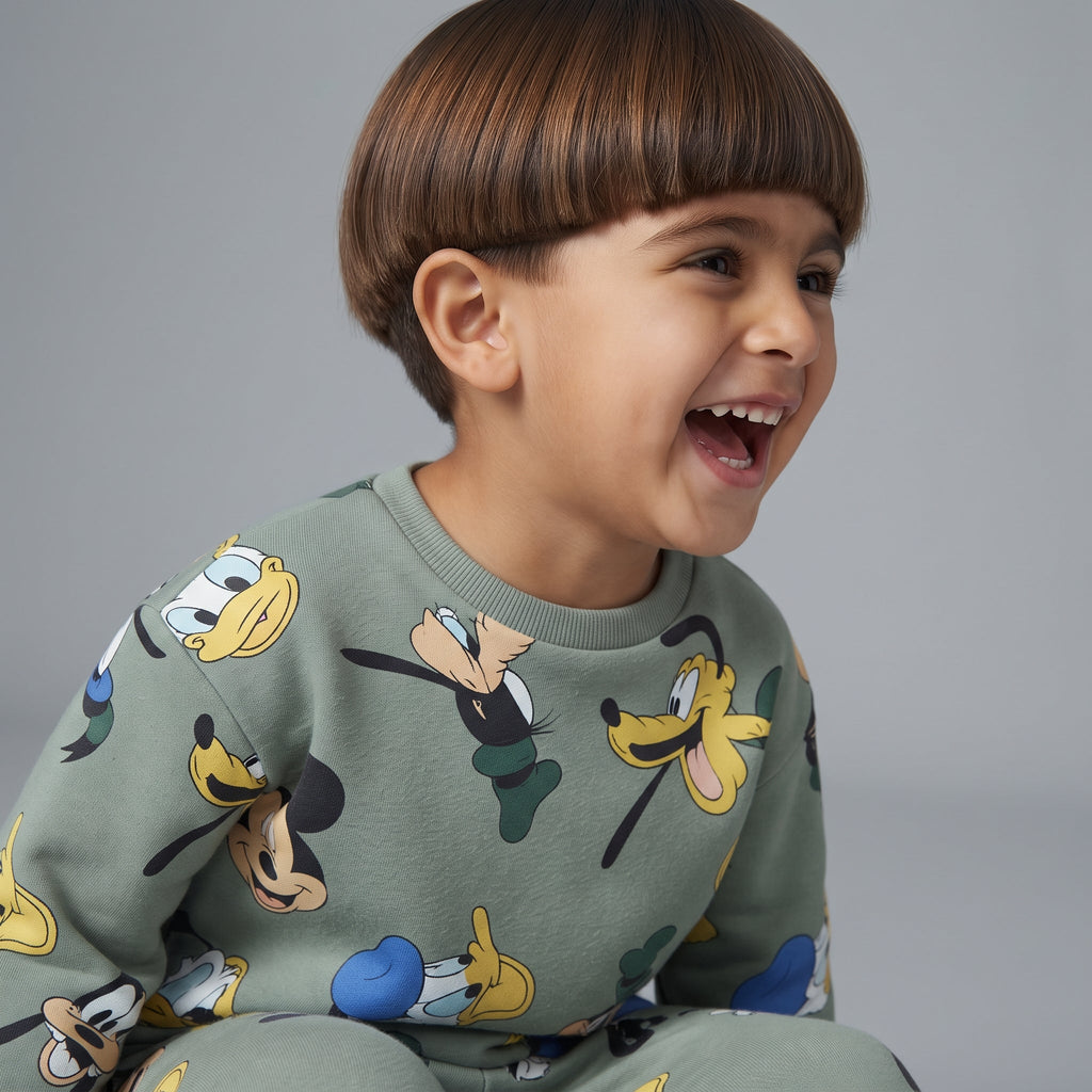 Niño riendo con sudadera EmpiBy verde oliva de Mickey Mouse, Donald y Pluto en estampado integral