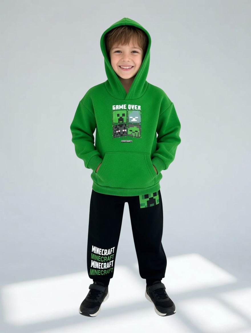 Niño vistiendo conjunto EmpiBy de sudadera verde con capucha y jogger negro con estampado de Minecraft